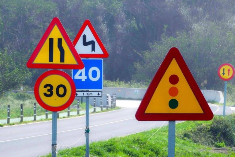 Las 20 nuevas señales de tráfico que no vas a tardar en ver por las carreteras