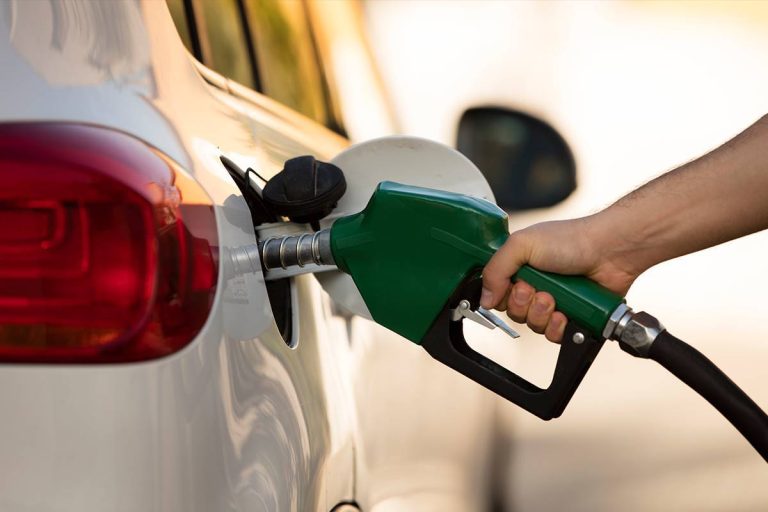 El truco para que quepan 15 litros más en el depósito de tu coche al repostar