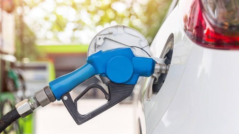Pasos a seguir para ahorrar 20 euros a la hora de llenar el depósito de gasolina en tus vacaciones