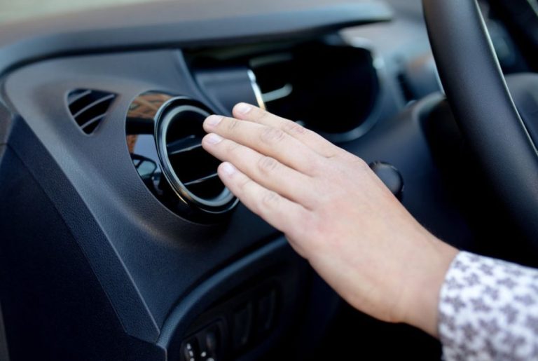 Hasta 100 euros te puede costar viajar fresquito en tu coche. Y así puedes ahorrártelos