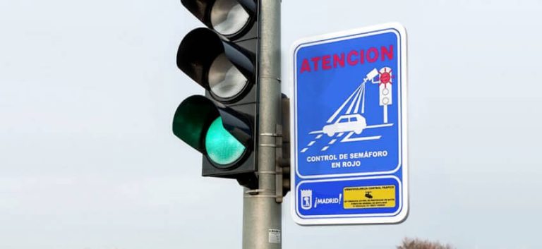 La DGT avisa: estos son los radares que ya multan por saltarse un semáforo en rojo, un stop o sobrepasar la línea continua