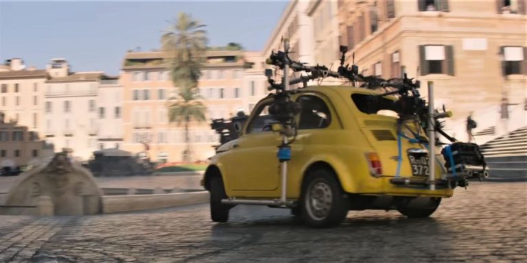 Así quema rueda Tom Cruise con este Fiat 500 por las calles de Roma