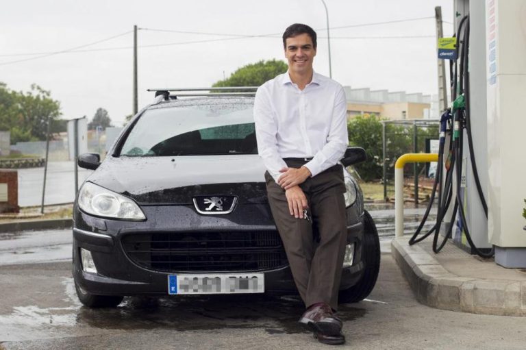 Los coches que conducen Sánchez, Feijóo, Abascal y Díaz en su día a día