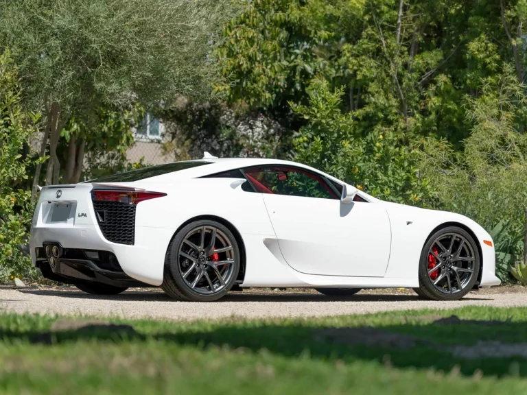 Sale a subasta un Lexus LFA con los plásticos aún puestos