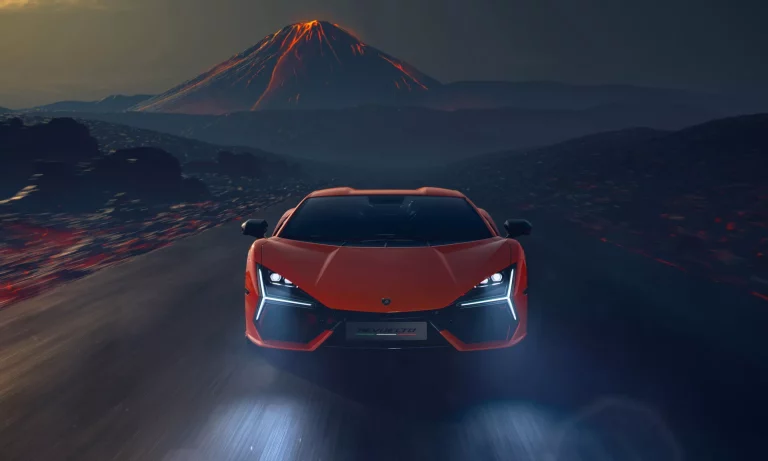 ¿Quieres un Lamborghini Revuelto? Espera sentado