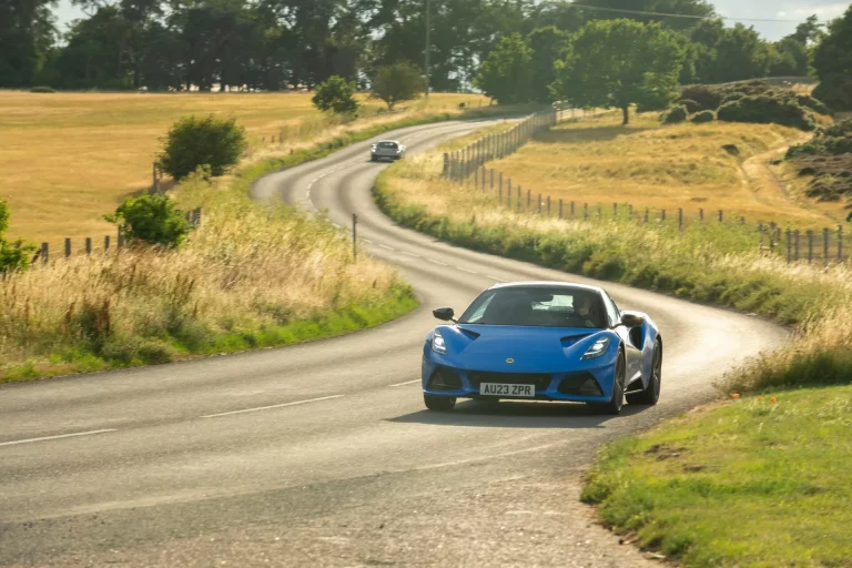 Lotus Emira i4: el cuatro cilindros es tan rápido como el V6. Y más barato