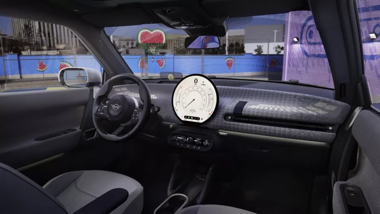 Alucina con las posibilidades de la pantalla del nuevo Mini eléctrico