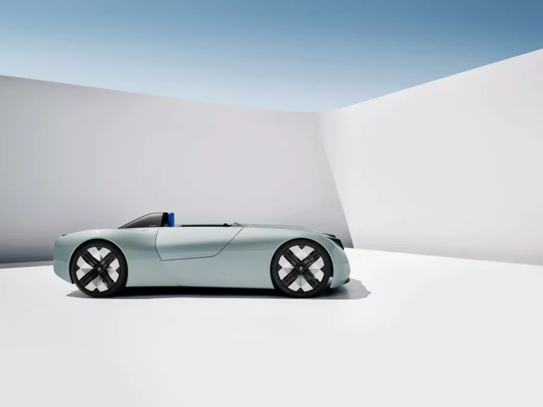 Makkina reedita el Triumph TR25 sobre la base de un BMW i3