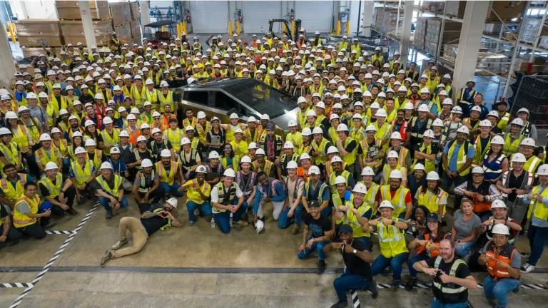 Este es el primer Tesla Cybertruck que se fabrica en su Gigafactory