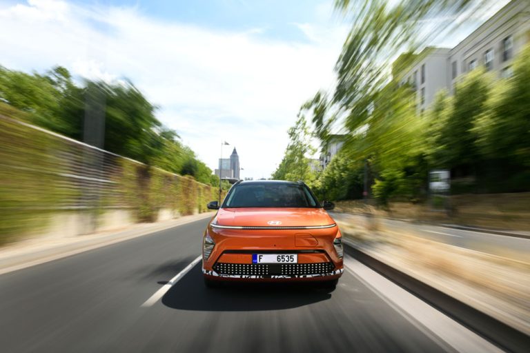Hyundai Kona EV: conducimos un SUV ‘0 emisiones’ que mejora en todo