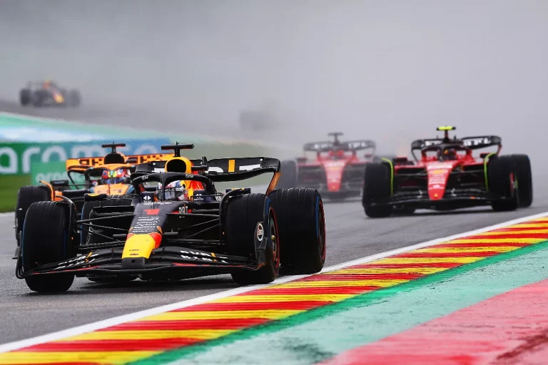 Cuando a Max Verstappen solo le para su ingeniero y la campana ayuda a Alonso y Sainz