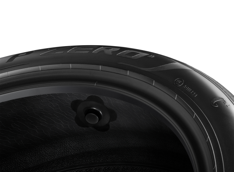 Cyber Tire: las Pirelli que llevarán los futuros Aston Martin eléctricos
