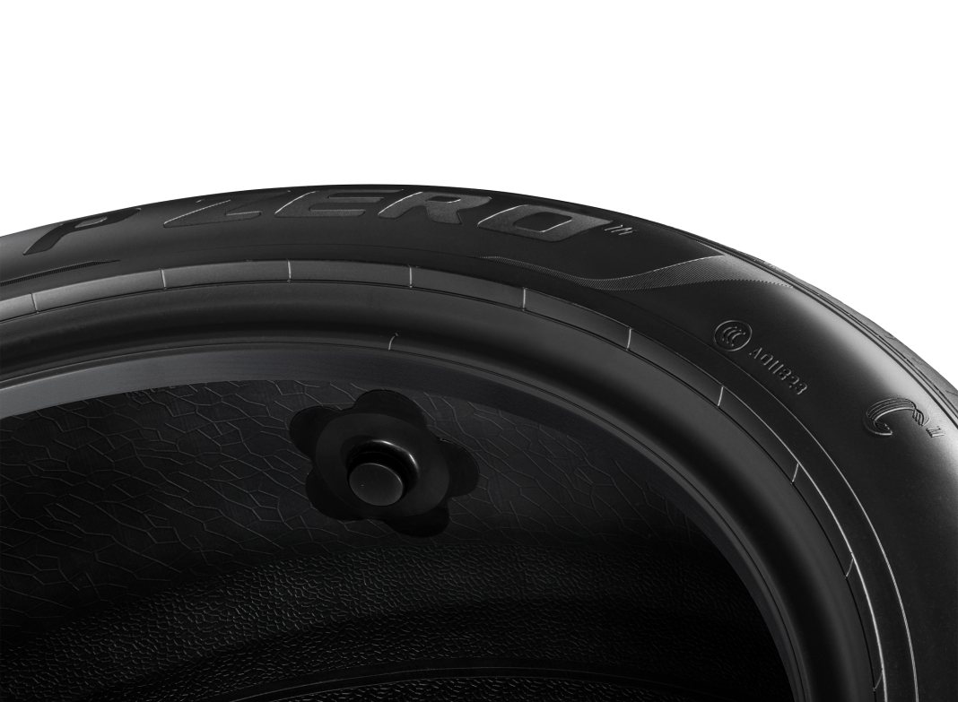 2023-pirelli-cyber-tyre-aston-1 2023 Pirelli Cyber Tyre Aston Martin. Imagen portada.