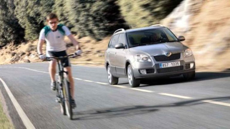 La DGT lo deja claro en la Ley de Tráfico: así debe comportarse un ciclista