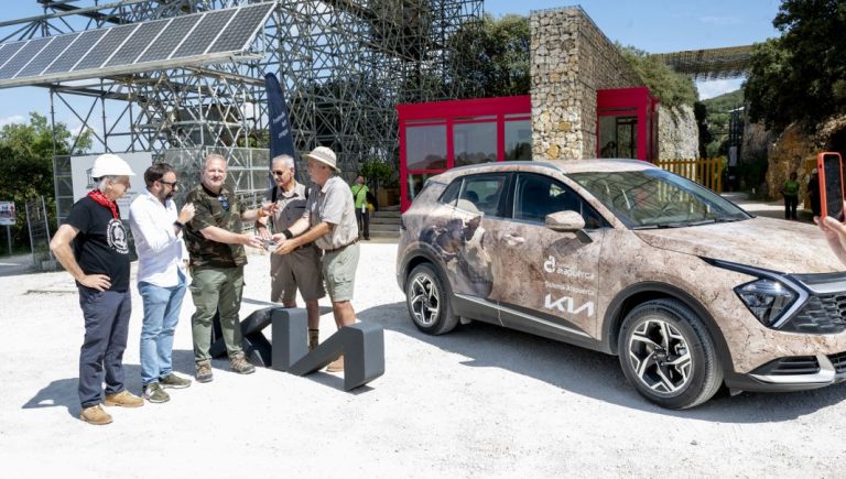 Miguelón, el cráneo más famoso de Atapuerca, se pasea en un Kia Sportage