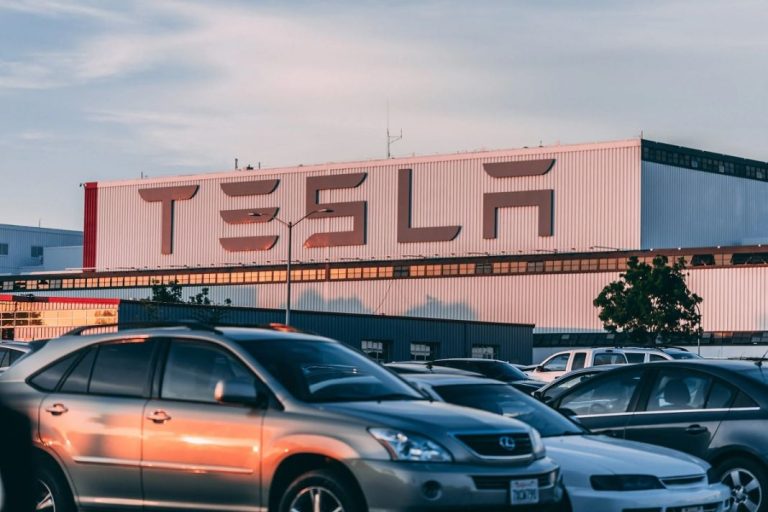 Así se ‘hackea’ un Tesla para activar gratis opciones que son de pago