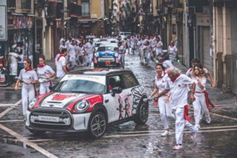 San Fermín: Mini cambia los toros por coches eléctricos