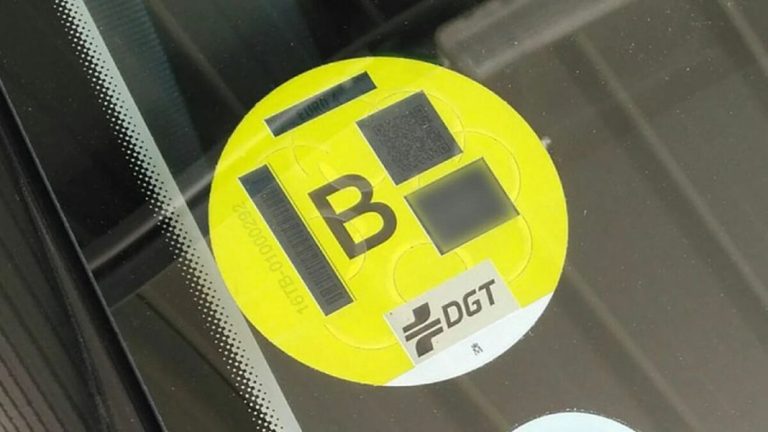 Si vives en Cataluña y tu coche tiene etiqueta B de la DGT, más vale que lo tires a la basura