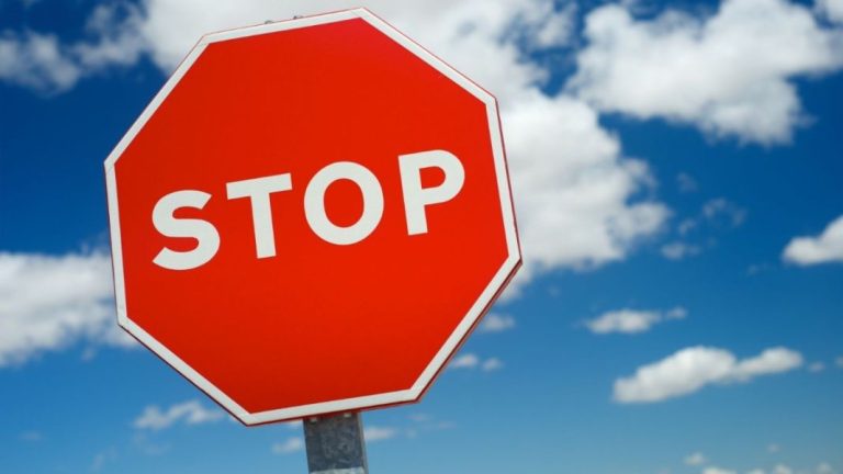 ‘El STOP de la discordia’: parar o no parar en esta situación por la que miles de conductores suspenden su examen práctico