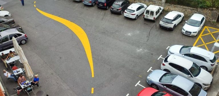 La misteriosa línea amarilla que la DGT ha pintado en un pueblo de Asturias y que nadie entiende