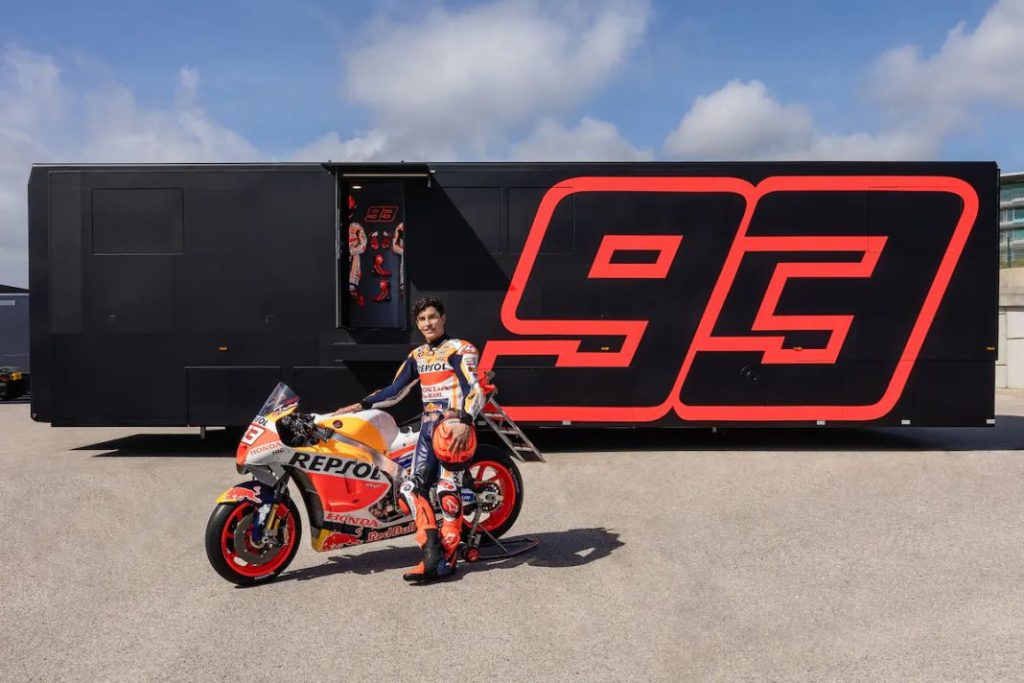 Repsol sorprende a Óscar Casas con un regalo especial: la moto de la película 'Ídolos' 3 Motor16 marc marquez motorhome airbnb9 Motor16