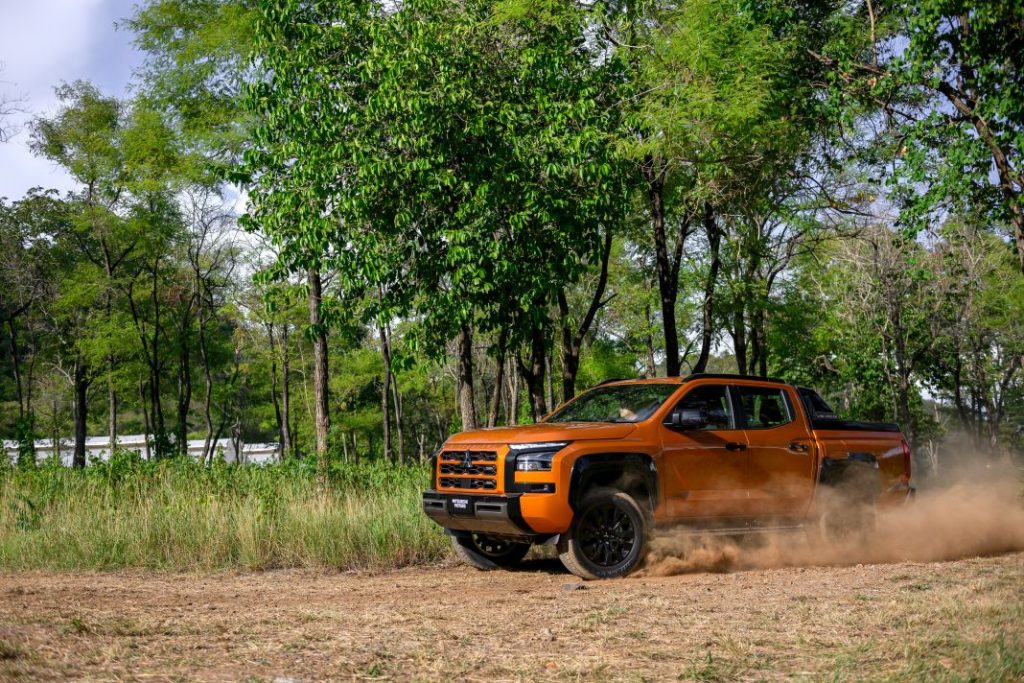 El nuevo Nissan Navara ya tiene fecha de presentación 1 Motor16 2024 Mitsubishi L200. Triton. Imagen movimiento.