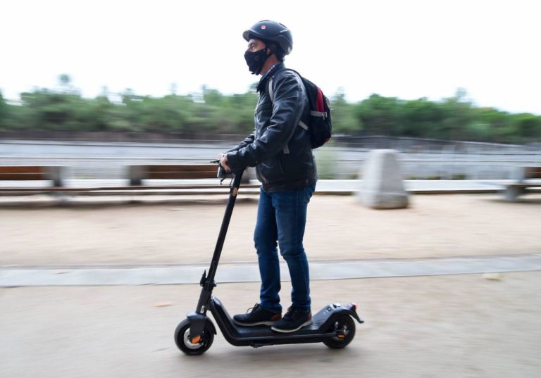 Según la DGT, así es como debes circular con tu patinete por la ciudad