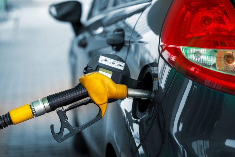 Los expertos advierten: llegan cambios a los precios de la gasolina. Llena el depósito cuanto antes