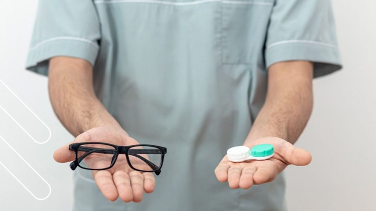 El truco de la DGT para saber antes que tú si debes conducir con gafas o lentillas