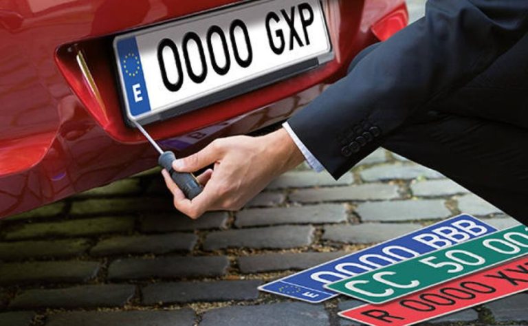 Todo lo que una matrícula puede «chivarte» de un coche y su propietario