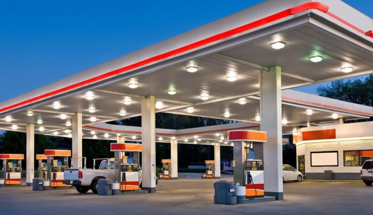 Las gasolineras low cost hacen tambalearse a los gigantes Repsol, Galp y BP en España