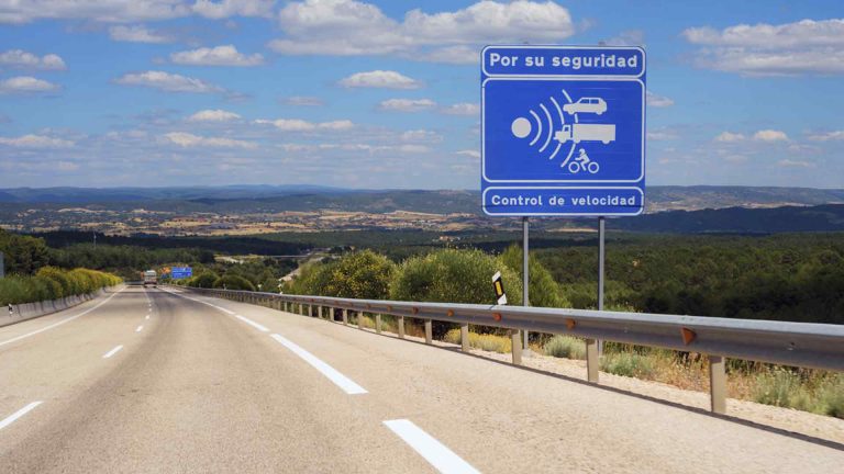 Qué es un radar de tramo, cómo funciona y cuál es la multa que te puede poner la DGT