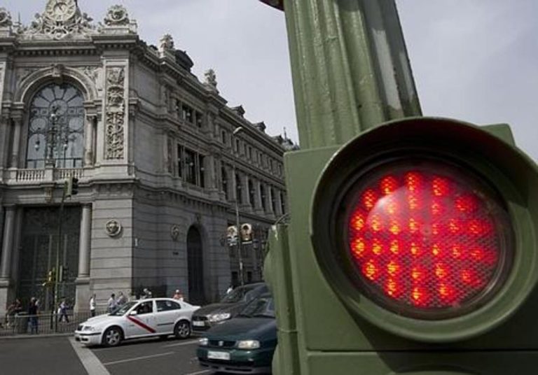 La forma de recurrir, y ganar, una multa por saltarse el semáforo en rojo