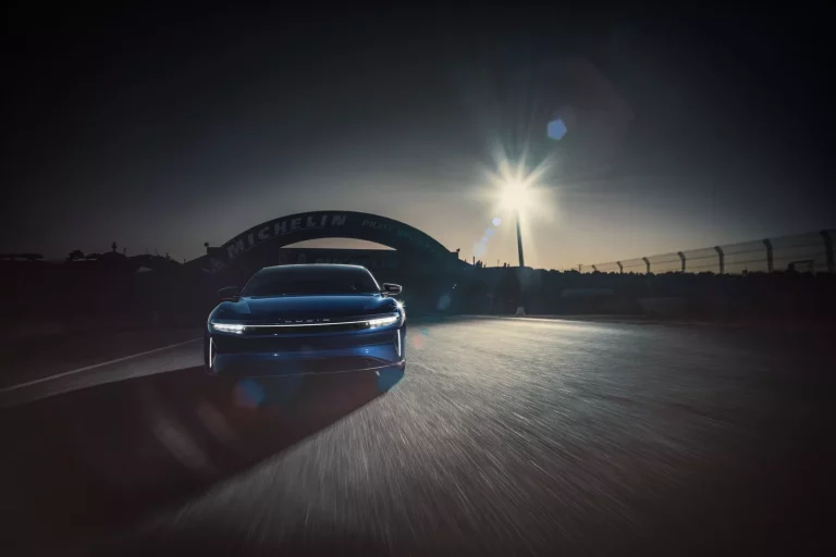 El Lucid Air Sapphire deja a The Stig impresionado con su capacidad de aceleración