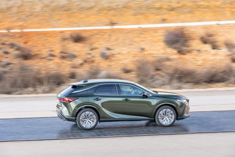 Probamos el Lexus RX 450h+. Híbrido como siempre, enchufable como nunca