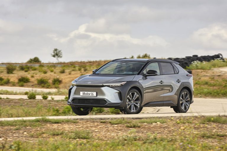 El Toyota bZ4X 2024 recibe mejoras en la recarga… y más cosas