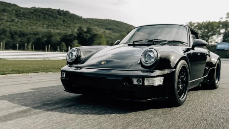 Este Porsche 911 esconde un Tesla Model S en sus entrañas