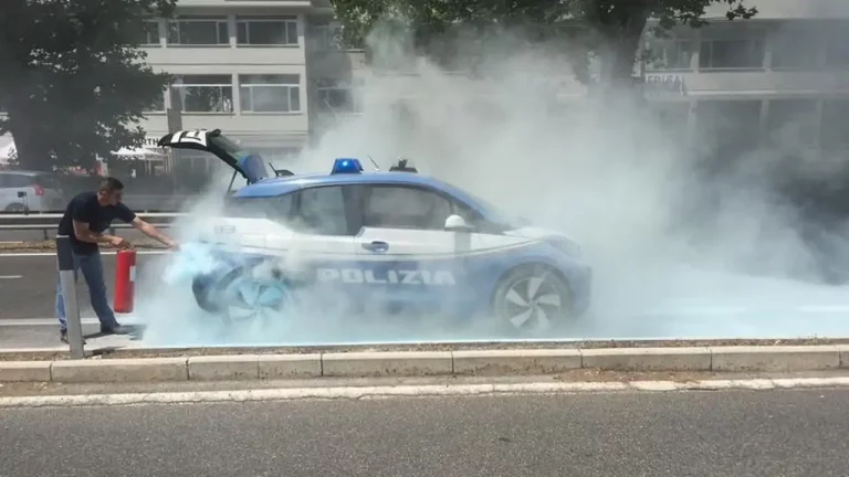 El reto que supone apagar un incendio de un coche eléctrico