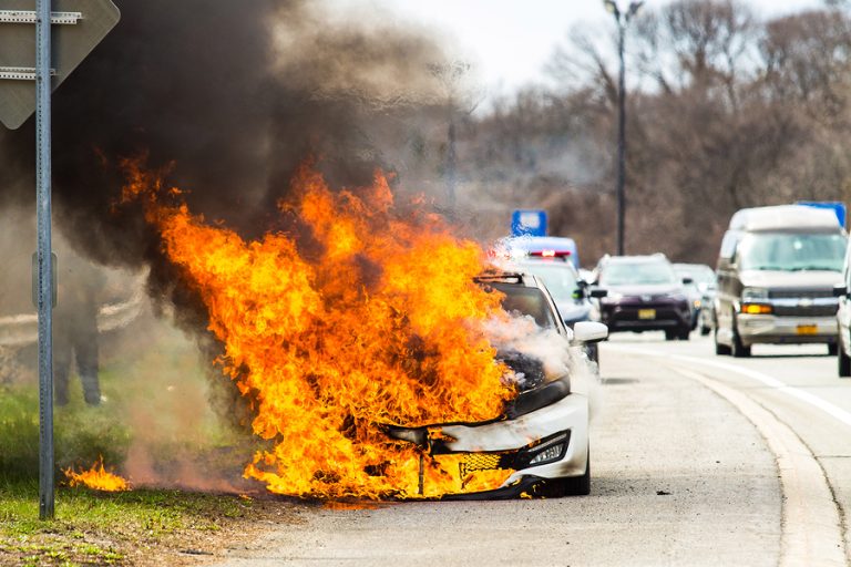 ‘Esto no se apaga con agua’: Los bomberos se ponen en pie de guerra contra los coches y patinetes eléctricos
