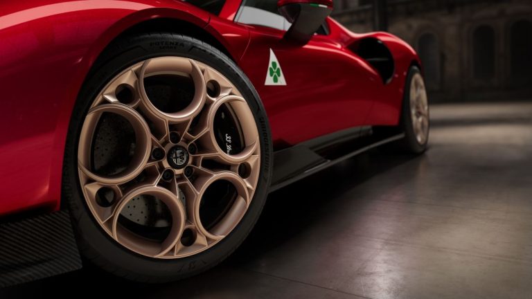 Así suena el motor del Alfa Romeo 33 Stradale. Música maestro