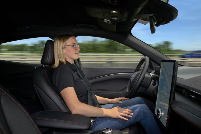 Con BlueCruise, el Ford Mustang ya se puede conducir sin tocar el volante… pero en Alemania