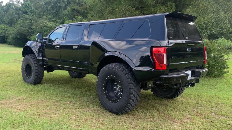 Este Ford F-250 es un “minibús” todoterreno extremo de 10 plazas