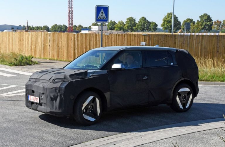 Fotos espía del Kia EV4, un EV9 a escala