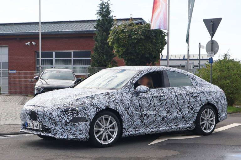 Fotos espía de la versión eléctrica del Mercedes CLA 2024, que pierde camuflaje