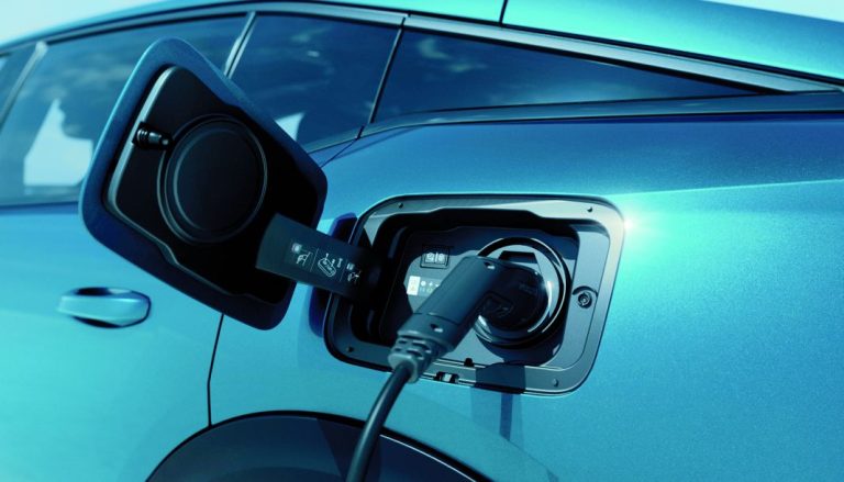 Stellantis se sale con sus vehículos electrificados en España