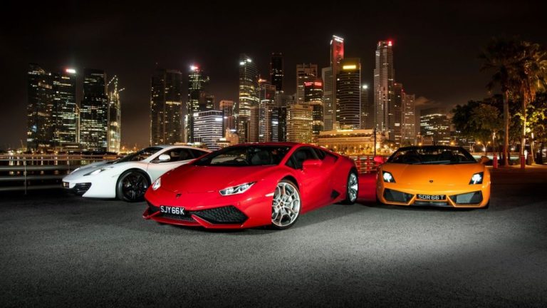 ¿Qué pensará el cura de Valdepeñas de este feligrés que va a misa en un Ferrari California?