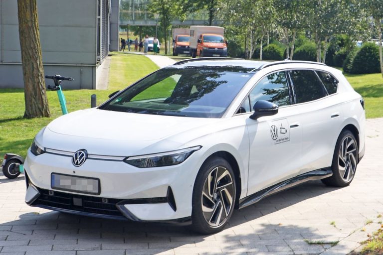 Cazado sin apenas camuflaje el Volkswagen ID.7 Variant