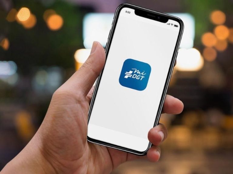 Las novedades que estrena la app MiDGT y todas las ventajas que tienes si la llevas en el móvil