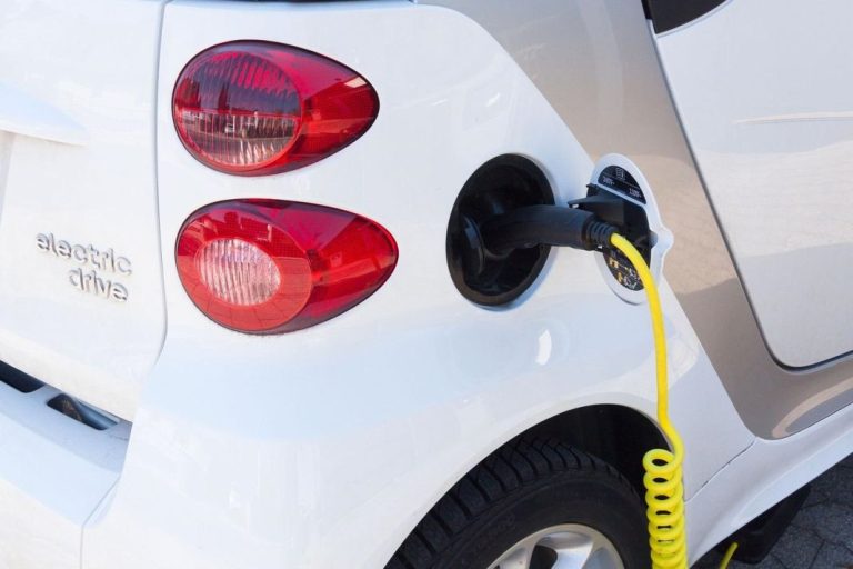 Vacaciones de verano: las opciones más baratas para cargar el coche eléctrico