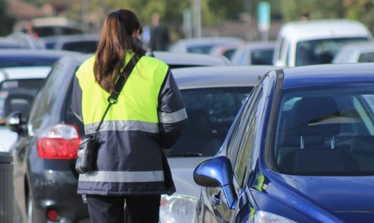 Esto es lo que debes hacer si te han puesto una multa de aparcamiento en vacaciones